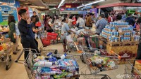 Antrean berbelanja terlihat cukup padat.