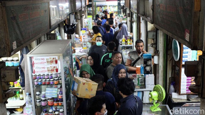 Dua orang Indonesia positif tertular virus corona. Kabar geger tersebut menyebabkan sejumlah warga Jakarta menyerbu Pasar Pramuka.