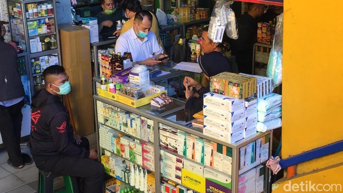 Pembeli Masker-Disinfektan Serbu Pasar Pramuka.