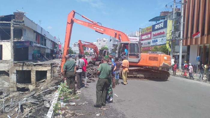 Pemkab terjunkan 2 alat berat di 8 ruko ambruk