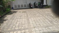 Suasana rumah tampak lengang. Rumah itu kini ditinggali oleh satpam. Honggo lenyap bak ditelan bumi.