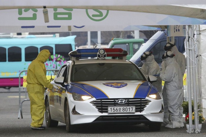 Korea Selatan membuka layanan kesehatan untuk pemeriksaan corona via drive-thru. Hal itu dilakukan guna mengurangi terjadinya kontak untuk cegah penyebaran virus corona.