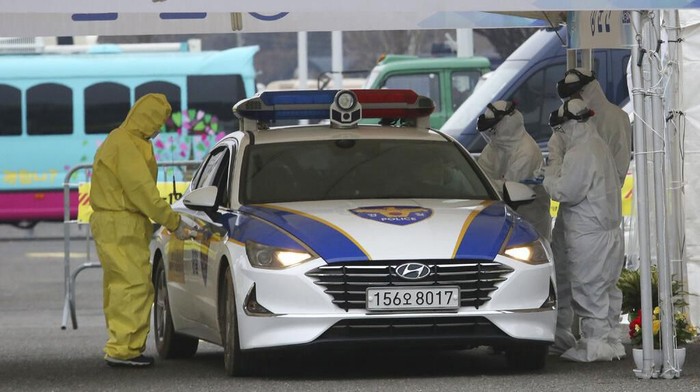 Korea Selatan membuka layanan kesehatan untuk pemeriksaan corona via drive-thru. Hal itu dilakukan guna mengurangi terjadinya kontak untuk cegah penyebaran virus corona.