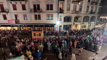 Oppo Find X2 Pro oke banget untuk foto malam, misalnya memotret Karnaval Fastnacht di Luzern, Swiss. Ada kamera 48MP Ultra Wide Angle dengan sensor Sony IMX586 (Fitraya Ramadhanny/detikcom)