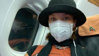 Model Bella Hadid juga melindungi dirinya dengan masker usai tampil di Paris Fashion Week. Dok. Instagram