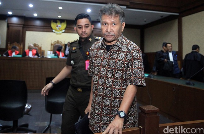 Raden Priyono yang merupakan terdakwa kasus skandal mega korupsi Rp 37,8 triliun menjalani sidang lanjutan di PN Jakarta Pusat pada Mei 2020. Dalam sidang tersebut, dia memakai kemeja batik motif kawung modifikasi. Foto: Ari Saputra