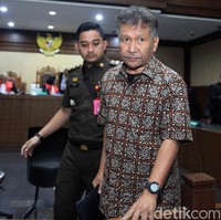 Raden Priyono yang merupakan terdakwa kasus skandal mega korupsi Rp 37,8 triliun menjalani sidang lanjutan di PN Jakarta Pusat pada Mei 2020. Dalam sidang tersebut, dia memakai kemeja batik motif kawung modifikasi. Foto: Ari Saputra