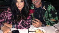 Jennifer Jill dan Ajun Perwira yang terlihat kembali bersama disambut bahagia oleh netizen. Kemesraan itu dapat terlihat pada foto ini, Ajun Perwira yang berpenampilan berbeda memberikan bunga mawar saat makan malam bersama Jennifer Jill. Foto: Instagram @jennifer_ipel