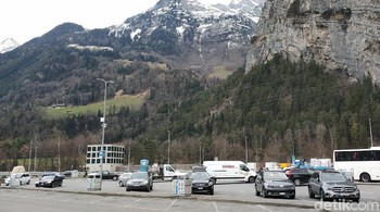 Memotret pemandangan alam Pegunungan Alpen di Swiss dengan 12MP Ultra Wide Angle Camera pada Oppo Find X2 (Fitraya Ramadhanny/detikcom)