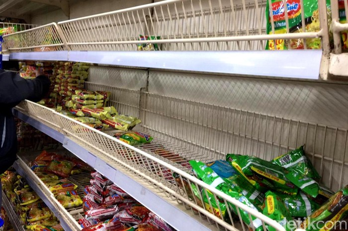 Geger Corona, Mie Instan hingga Minyak di Toko Swalayan Ludes Kabar 2 orang WNI positif corona menyebabkan sejumlah toko swalayan dipadati masyarakat untuk memborong sembako.