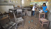 Sejumlah guru membersihkan ruang kelas yang kotor karena terdampak banjir di SMPN 2 Gunungsari, Desa Mekarsari, Kecamatan Gunungsari, Lombok Barat, NTB, Senin (2/3/2020).