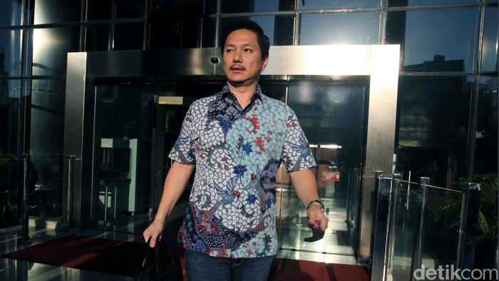 Direktur Fortune Mate Diperiksa KPK soal Kasus Nurhadi Direktur PT Fortune Mate Indonesia Aprianto Soesanto diperiksa KPK sebagai saksi untuk tersangka Hiendra Soenjoto soal eks sekretaris MA Nurhadi.