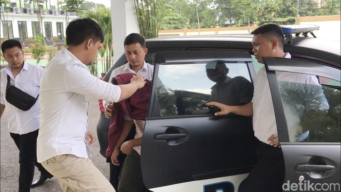Syifa Hadju Pelaku pengancam artis Syifa Hadju saat dibawa polisi di Polres Tangerang Selatan.