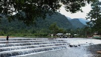 Keindahan ini dilengkapi dengan pepohonan asri di sekitar danau lengkap dengan suara gemericik air.