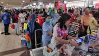 Suasana kasir pun terlihat sibuk.