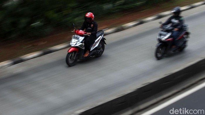 Sejumlah pemotor nekat melawan arah di jalur TransJakarta di Mogot, Jakarta Barat, Senin (2/3). Aksi nekat tersebut untuk menghindari razia petugas kepolisian.