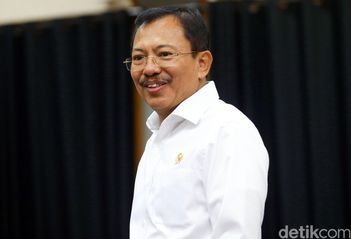 Menkes Terawan terus memantau kondisi 2 WNI yang positif virus corona. Kondisi kedua orang itu pun dilaporkan cukup baik.
