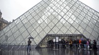 Negara Eropa lain yang turut melaporkan kasus terkait corona adalah Prancis. Kekhawatiran warga terhadap penyebaran virus itu membuat sejumlah petugas Museum Louvre memilih untuk tidak masuk kerja. Museum Louvre pun ditutup untuk sementara waktu. AP Photo/Rafael Yaghobzadeh.