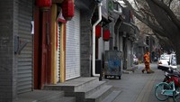 Sementara di kawasan Beijing, China, sejumlah toko tampak masih tutup di tengah meluasnya penyebaran virus corona. AP Photo/Andy Wong.