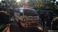 Ambulans berhenti di depan gedung Isolasi.