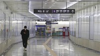 Di wilayah Asia, selain China, Korea Selatan menjadi negara yang cukup besar terdampak virus corona. Diketahui lebih dari 3.500 orang terinfeksi virus tersebut dengan jumlah korban jiwa akibat COVID-19 mencapai 17 orang. Suasana di transportasi publik yang biasanya ramai pun kini sepi oleh aktivitas warga. AP Photo/Ahn Young-joon.