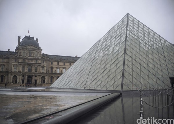 Museum Louvre di kawasan Prancis, juga ditutup guna mencegah penyebaran virus corona. Penutupan museum itu dilakukan salah satunya karena para pegawai museum khawatir akan penyebaran virus tersebut. Belum diketahui pasti kapan museum yang menyimpan ribuan karya seni itu akan kembali dibuka. AP Photo/Rafael Yaghobzadeh Museum Louvre di kawasan Prancis, juga ditutup guna mencegah penyebaran virus corona. Penutupan museum itu dilakukan salah satunya karena para pegawai museum khawatir akan penyebaran virus tersebut. Belum diketahui pasti kapan museum yang menyimpan ribuan karya seni itu akan kembali dibuka. AP Photo/Rafael Yaghobzadeh