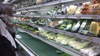 Selain itu, rak-rak yang menyediakan sayur-sayuran serta bumbu dapur juga laris manis. 