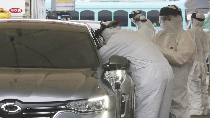 Pemeriksaan Virus Corona via Drive-Thru di Korsel Korea Selatan membuka layanan kesehatan untuk pemeriksaan corona via drive-thru. Hal itu dilakukan guna mengurangi terjadinya kontak untuk cegah penyebaran virus corona.