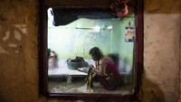 Tak sedikit warga yang masih beraktivitas seperti biasa meski rumah mereka terendam banjir.