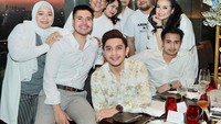 Saat ditelusuri lebih lanjut melalui unggahan mereka di instagram, mereka berdua sudah tampak kembali bersama. Bahkan mereka sering membagikan momen berdua kala makan mewah. Seperti pada momen ini, dengan pakaian serba putih Jennifer dan Ajun bersama dengan teman-temannya makan di sebuah restoran. Foto: Instagram @jennifer_ipel