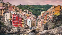  Dulu banyak orang yang tak tahu nama desa Cinque Terre yang ada di Liguria, Italia. Wilayah ini cukup terpencil karena dulu hanya bisa diakses dengan transportasi lewat jalur laut. Foto: Instagram @cinqueterretrip