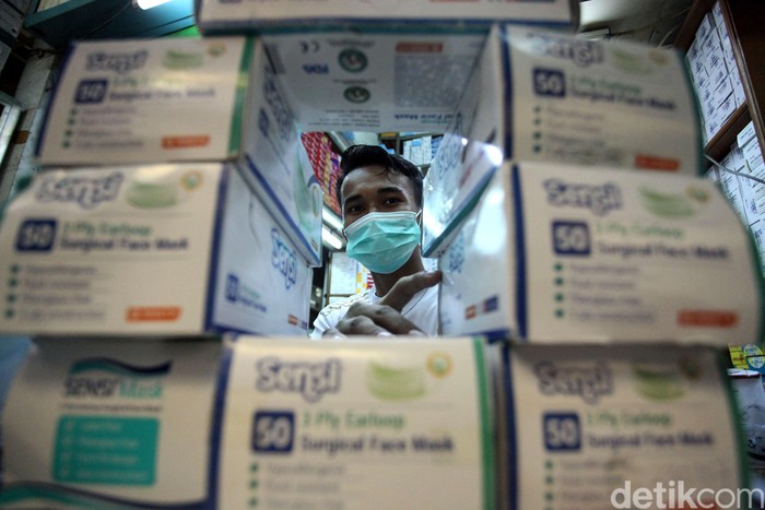 Dua orang Indonesia positif tertular virus corona. Kabar geger tersebut menyebabkan sejumlah warga Jakarta menyerbu Pasar Pramuka.