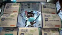 Mereka kembali memborong masker yang dijual disini.