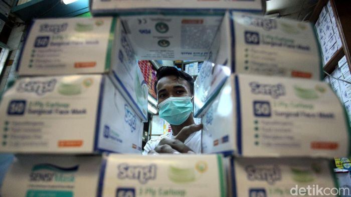 Geger Corona di RI, Warga Borong Masker dan Hand Sanitizer Dua orang Indonesia positif tertular virus corona. Kabar geger tersebut menyebabkan sejumlah warga Jakarta menyerbu Pasar Pramuka.