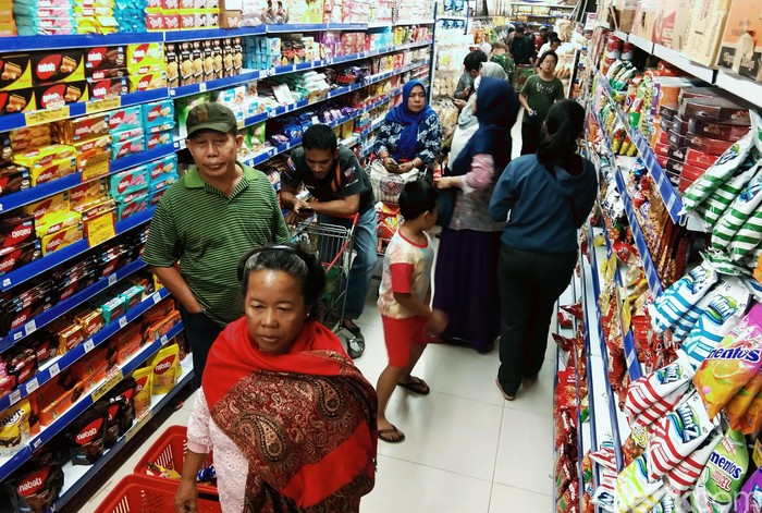 Warga memadati Naga Swalayan, Pondok Melati, Kota Bekasi untuk membeli berbabagi kebutuhan, Senin (3/3/2020).