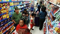 Warga berbelanja berbagai kebutuhan sehari-hari di Naga Swalayan, Bekasi, Senin (3/3/2020) sore. Setiap di tanggal muda, usai gajian, pusat perbelanjaan ini memang selalu diserbu warga.