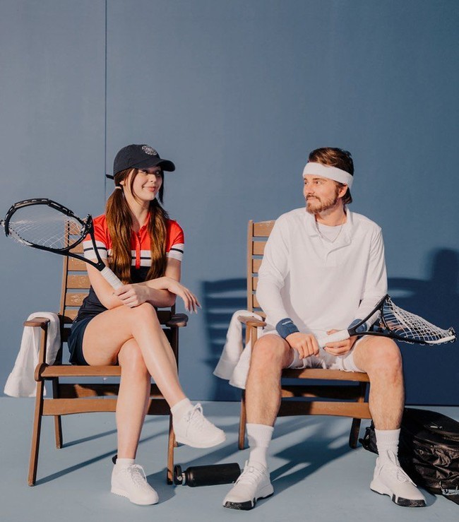 Banyak orang yang menyadari kehadirkan Loren di video klip The Man karena wanita tersebut memang cukup populer belakangan, terutama di TikTok. Ia punya hampir 40 juta pengikut di TikTok dan sebelumnya juga eksis di Instagram dan musical.ly.  Foto: Instagram @loren