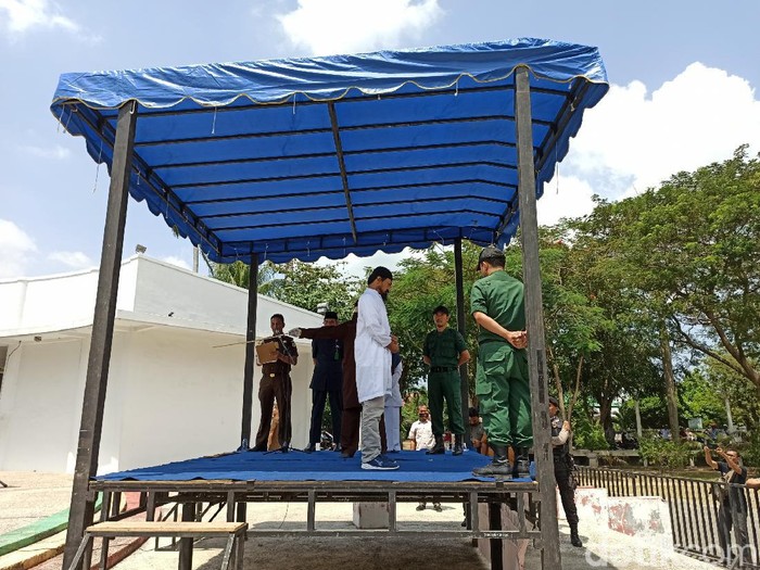 Kepsek SMA di Aceh yang dipergoki mesum bersama wakilnya masing-masing dicambuk 25 kali (Agus Setyadi/detikcom)