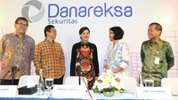 Dalam kesempatan tersebut, diskusi media dan perkenalan manajemen baru PT Danareksa Sekuritas di BRILiaN Center, Jakarta (2/03) juga digelar. Mereka adalah Boumediene Sihombing - Direktur Investment Banking Capital Market, Budi Susanto - Direktur Capital Market, Friderica Widyasari - Direktur Utama, Santi Suryandari - Direktur Investment Banking Advisory, Mohammad Adib - Senior Executive Vice President Retail.