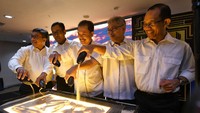 Direktur Utama PT Jamkrindo (Persero) Randi Anto (tengah) bersama Direktur Operasional dan Jaringan Kadar Wisnuwarman (dari kiri),Direktur Bisnis Penjminan Amin Masudi, Direktur Keuangan, Investasi dan Manajemen Risiko I. Rusdonobanu dan Direktur MSDM, Umum  dan Kepatuhan Sulis Usdoko, menaburkan pasir bebentuk logo baru 50 perseroan, di Jakarta, Senin (2/3/2020). Foto: dok. Jamkrindo