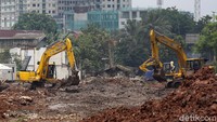 Sejumlah alat berat pun tampak masih dioperasikan oleh petugas untuk menyelesaikan proyek Kereta Cepat Jakarta-Bandung tersebut.