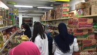 Melihat rak-rak barang yang dijajakan, sejumlah produk sembako ludes. Terutama rak yang menyediakan mie instan. 