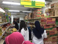 Corona Serang RI, Warga Borong Sembako hingga Masker