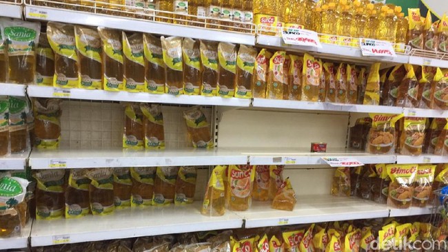 Corona Serang RI, Warga Borong Sembako hingga Masker
