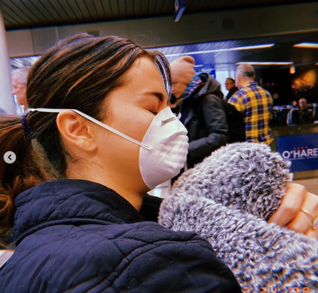 Penyanyi Selena Gomez juga sempat memamerkan penampilannya memakai masker saat akan berpergian dengan pesawat. Khawatir virus Corona, Selena memakai masker N95. Foto: Dok. Instagram