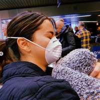 Penyanyi Selena Gomez juga sempat memamerkan penampilannya memakai masker saat akan berpergian dengan pesawat. Khawatir virus Corona, Selena memakai masker N95. Foto: Dok. Instagram