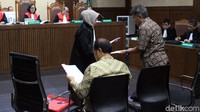 Selain Raden Priyono dan Djoko Harsono, Dirut PT TPPI, Honggo Wendratno turut disidang secara in absentia karena dia menghilang dan menjadi buronan Polri.
