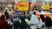 Biasanya swalayan ini memang selalu ramai saat di awal bulan.