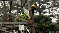 Hujan yang terus mengguyur wilayah Bekasi dan sekitarnya, mengakibatkan petugas melakukan pemeliharaan di tower Sutet.