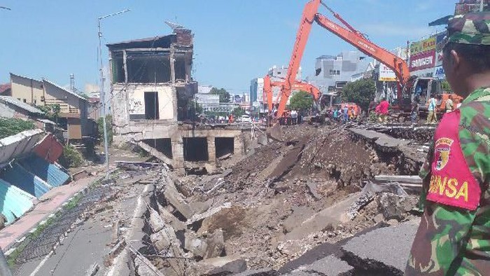 8 Ruko di Jember Ambruk